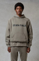 Fear of God Essentials Hoodie Cement – close-up van zachte cementkleurige stof en borduursel detail