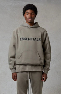 Fear of God Essentials Hoodie Cement – close-up van zachte cementkleurige stof en borduursel detail