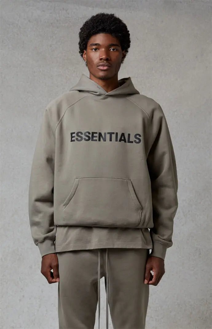 Fear of God Essentials Hoodie Cement – close-up van zachte cementkleurige stof en borduursel detail