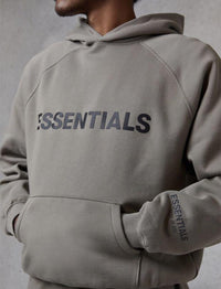 Fear of God Essentials Hoodie Cement – model draagt oversized fit in minimalistische urban styling