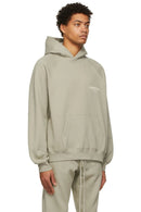 Fear of God Essentials Sage Hoodie – model draagt lichtgroene oversized hoodie in frontview met ontspannen fit