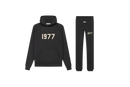 Studiofoto van de Fear of God Essentials IRON 1977 Full Set bestaande uit hoodie en sweatpants in zwarte kleur met 1977 opdruk