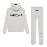 Fear of God Essentials Light Oatmeal Full Set met hoodie en sweatpants in lichte beige Oatmeal tint, premium katoen streetwear outfit met zwart Essentials-logo op rug en dij