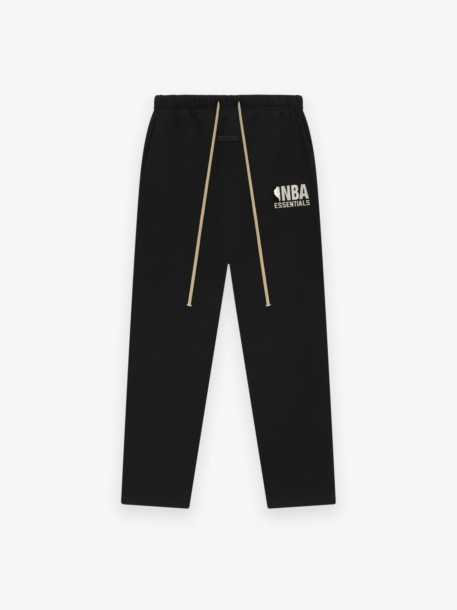 Fear of God Essentials NBA joggers in zwarte kleur met grijs logo op de heup, voorzien van gouden trekkoorden en relaxed fit voor een moderne, sportieve uitstraling