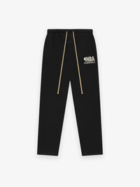 Fear of God Essentials NBA joggers in zwarte kleur met grijs logo op de heup, voorzien van gouden trekkoorden en relaxed fit voor een moderne, sportieve uitstraling