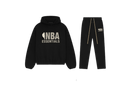 Fear of God Essentials NBA Black Grey Full Set met hoodie en joggers in diepzwarte kleur, voorzien van grijs NBA Essentials-logo op borst en dij, gemaakt van premium katoen voor een sportieve luxe look