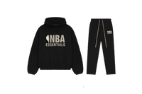 Fear of God Essentials NBA Black Grey Full Set met hoodie en joggers in diepzwarte kleur, voorzien van grijs NBA Essentials-logo op borst en dij, gemaakt van premium katoen voor een sportieve luxe look