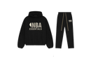 Fear of God Essentials NBA Black Grey Full Set met hoodie en joggers in diepzwarte kleur, voorzien van grijs NBA Essentials-logo op borst en dij, gemaakt van premium katoen voor een sportieve luxe look