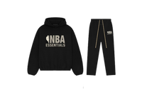 Fear of God Essentials NBA Black Grey Full Set met hoodie en joggers in diepzwarte kleur, voorzien van grijs NBA Essentials-logo op borst en dij, gemaakt van premium katoen voor een sportieve luxe look