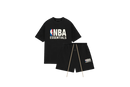 Fear of God Essentials NBA Black White Summer Set met hoodie en korte broek in diepzwarte kleur, voorzien van wit NBA Essentials-logo en lichte zomerse stof voor een luxe sportieve uitstraling