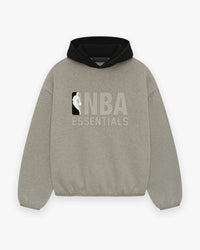 Voorzijde van de Fear of God Essentials NBA Warm Heather hoodie met groot NBA-logo in het midden en premium katoenen afwerking voor comfort en stijl