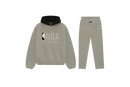 Fear of God Essentials NBA Warm Heather Full Set met hoodie en joggers in warme heathergrijze tint, voorzien van NBA Essentials-logo en contrasterende zwarte capuchon voor een moderne sportieve uitstraling