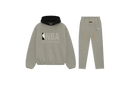 Fear of God Essentials NBA Warm Heather Full Set met hoodie en joggers in warme heathergrijze tint, voorzien van NBA Essentials-logo en contrasterende zwarte capuchon voor een moderne sportieve uitstraling