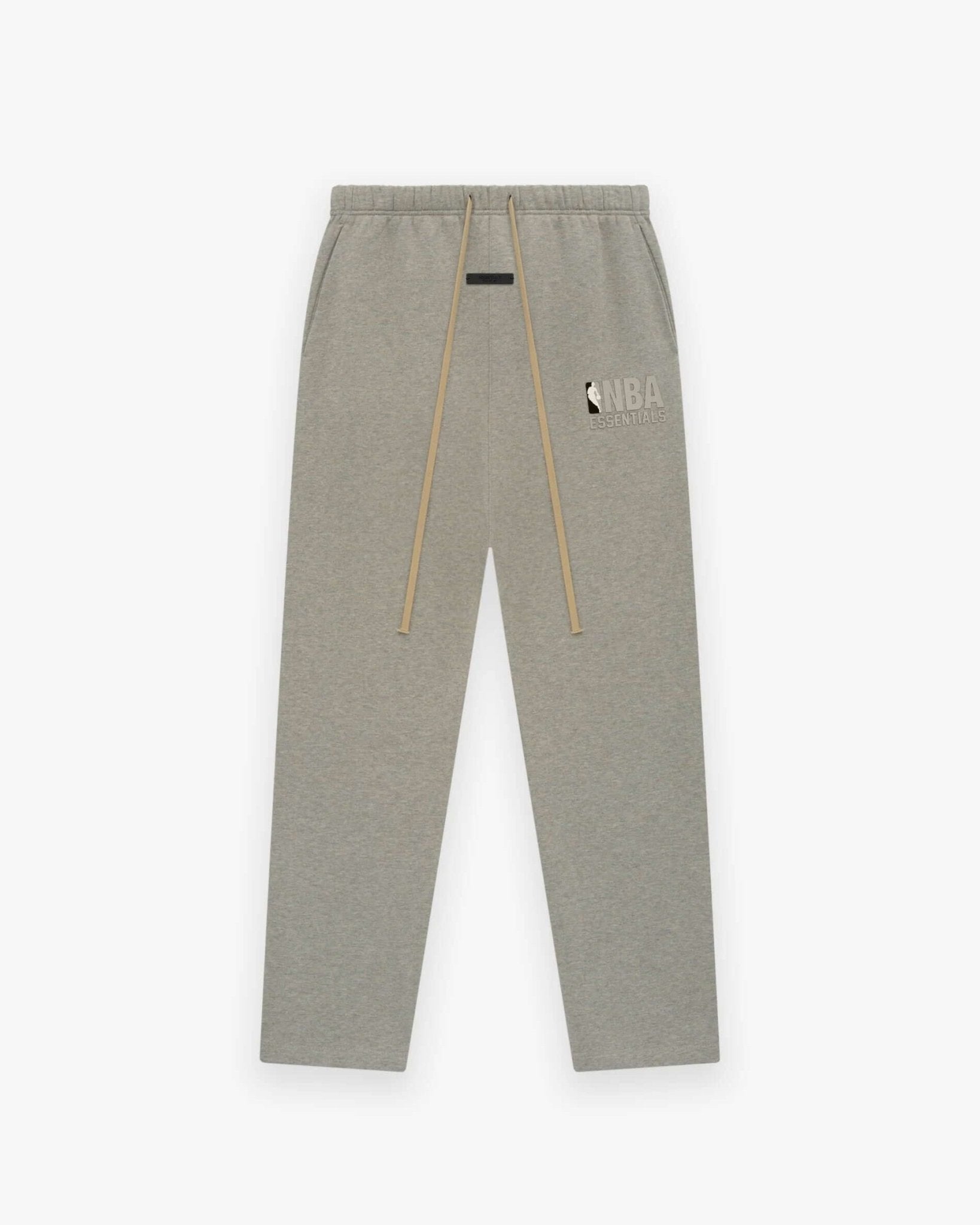 Fear of God Essentials NBA Warm Heather joggers met subtiel NBA-logo op de heup en gouden trekkoorden, comfortabele tapered fit voor casual luxe