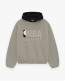Voorzijde van de Fear of God Essentials NBA Warm Heather hoodie met groot NBA-logo in het midden en premium katoenen afwerking voor comfort en stijl
