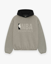 Voorzijde van de Fear of God Essentials NBA Warm Heather hoodie met groot NBA-logo in het midden en premium katoenen afwerking voor comfort en stijl