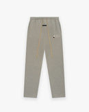 Fear of God Essentials NBA Warm Heather joggers met subtiel NBA-logo op de heup en gouden trekkoorden, comfortabele tapered fit voor casual luxe