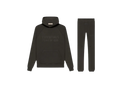 Fear of God Essentials Off Black SS22 Full Set met hoodie en joggers in donkere Off Black tint, minimalistische premium set met ingetogen logo op borst en dij, geliefd binnen moderne streetwear