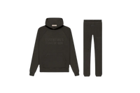 Fear of God Essentials Off Black SS22 Full Set met hoodie en joggers in donkere Off Black tint, minimalistische premium set met ingetogen logo op borst en dij, geliefd binnen moderne streetwear