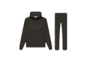 Fear of God Essentials Off Black SS22 Full Set met hoodie en joggers in donkere Off Black tint, minimalistische premium set met ingetogen logo op borst en dij, geliefd binnen moderne streetwear