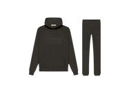 Fear of God Essentials Off Black SS22 Full Set met hoodie en joggers in donkere Off Black tint, minimalistische premium set met ingetogen logo op borst en dij, geliefd binnen moderne streetwear