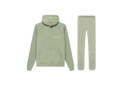 Fear of God Essentials Seafoam SS22 Full Set met hoodie en joggers in frisse lichtgroene Seafoam kleur, gemaakt van premium katoen met relaxed fit en subtiel Essentials-logo op borst en dij voor een cleane streetwear stijl