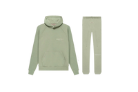 Fear of God Essentials Seafoam SS22 Full Set met hoodie en joggers in frisse lichtgroene Seafoam kleur, gemaakt van premium katoen met relaxed fit en subtiel Essentials-logo op borst en dij voor een cleane streetwear stijl