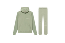 Fear of God Essentials Seafoam SS22 Full Set met hoodie en joggers in frisse lichtgroene Seafoam kleur, gemaakt van premium katoen met relaxed fit en subtiel Essentials-logo op borst en dij voor een cleane streetwear stijl