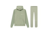Fear of God Essentials Seafoam SS22 Full Set met hoodie en joggers in frisse lichtgroene Seafoam kleur, gemaakt van premium katoen met relaxed fit en subtiel Essentials-logo op borst en dij voor een cleane streetwear stijl