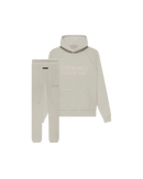 Fear of God Essentials Smoke FW Full Set met hoodie en joggers in lichte rookgrijze tint, gemaakt van premium katoen met subtiel Essentials-logo op borst en dij