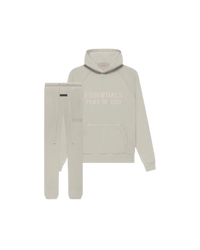 Fear of God Essentials Smoke FW Full Set met hoodie en joggers in lichte rookgrijze tint, gemaakt van premium katoen met subtiel Essentials-logo op borst en dij