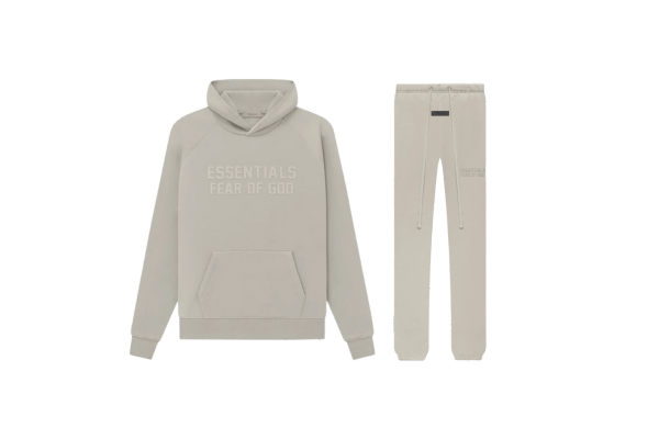 Fear of God Essentials Smoke FW Full Set met hoodie en joggers in lichte rookgrijze tint, gemaakt van premium katoen met subtiel Essentials-logo op borst en dij