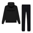 Fear of God Essentials Stretch Limo Black Full Set met hoodie en joggers in diepzwarte kleur, luxe streetwear set van zacht katoen met subtiel Essentials-logo op borst en dij voor een minimalistische look