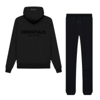 Fear of God Essentials Stretch Limo Black Full Set met hoodie en joggers in diepzwarte kleur, luxe streetwear set van zacht katoen met subtiel Essentials-logo op borst en dij voor een minimalistische look