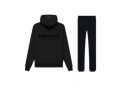 Fear of God Essentials Stretch Limo Black Full Set met hoodie en joggers in diepzwarte kleur, luxe streetwear set van zacht katoen met subtiel Essentials-logo op borst en dij voor een minimalistische look