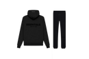 Fear of God Essentials Stretch Limo Black Full Set met hoodie en joggers in diepzwarte kleur, luxe streetwear set van zacht katoen met subtiel Essentials-logo op borst en dij voor een minimalistische look