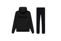 Fear of God Essentials Stretch Limo Black Full Set met hoodie en joggers in diepzwarte kleur, luxe streetwear set van zacht katoen met subtiel Essentials-logo op borst en dij voor een minimalistische look