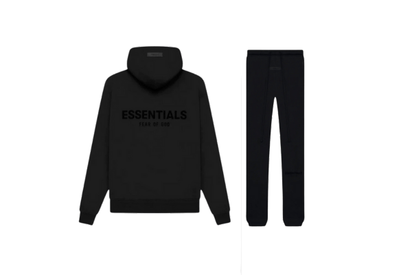 Fear of God Essentials Stretch Limo Black Full Set met hoodie en joggers in diepzwarte kleur, luxe streetwear set van zacht katoen met subtiel Essentials-logo op borst en dij voor een minimalistische look