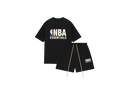 Fear of God Essentials NBA Black White Summer Set met hoodie en korte broek in diepzwarte kleur, voorzien van wit NBA Essentials-logo en lichte zomerse stof voor een luxe sportieve uitstraling