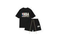 Fear of God Essentials NBA Black White Summer Set met hoodie en korte broek in diepzwarte kleur, voorzien van wit NBA Essentials-logo en lichte zomerse stof voor een luxe sportieve uitstraling