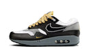 Nike Air Max 1 .SWOOSH Low Poly Big Head Mode IB9898-001 - Zijaanzicht | Snrkickz