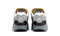 Nike Air Max 1 .SWOOSH Low Poly Big Head Mode IB9898-001 - Achteraanzicht | Snrkickz
