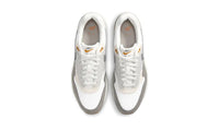 Nike Air Max 1 Light Iron Ore Flat Pewter IB1492-121 - Achteraanzicht | Snrkickz