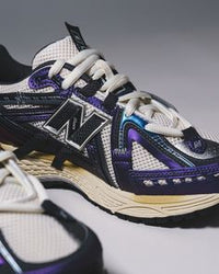 In-hand view van de New Balance 1906A in Inkwell en Sea Salt. De tijdloze navy tinten maken deze sneaker perfect voor dagelijks gebruik met een premium look.

