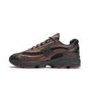 Zijaanzicht van de Joe Freshgoods x New Balance 1000 Black Ice M1000JF met zwarte mesh basis, metallic overlays en blauwe accenten