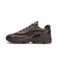 Zijaanzicht van de Joe Freshgoods x New Balance 1000 Black Ice M1000JF met zwarte mesh basis, metallic overlays en blauwe accenten