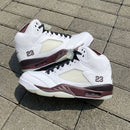 Jordan 5 Retro A Ma Maniére Burgundy Crush (SKU IB1528‑100) – zicht op hiel met “Nike Air” branding en “23”-embroidery