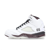 Jordan 5 Retro A Ma Maniére Burgundy Crush (SKU IB1528‑100) – vooraanzicht met witte lederupper en diepe burgunder midsole