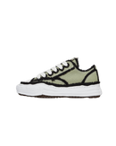 Maison Mihara Yasuhiro OG Sole Low Khaki zijaanzicht met zwarte randdetails en gedeconstrueerde zool op witte achtergrond
