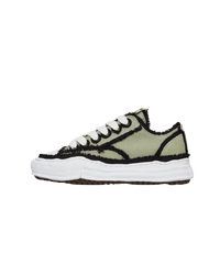 Maison Mihara Yasuhiro OG Sole Low Khaki zijaanzicht met zwarte randdetails en gedeconstrueerde zool op witte achtergrond